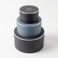 Boîte à fleurs ronde personnalisée de qualité supérieure, emballage en papier rond avec corps bleu marine, logo argenté pour cadeau floral de mariage