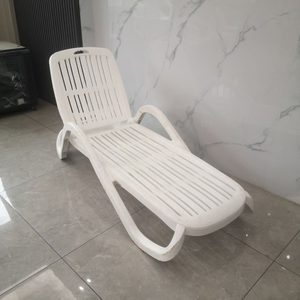 Lits de soleil de piscine pliants en <span class=keywords><strong>plastique</strong></span> portables en gros chaise longue pliable extérieure pour la commodité de spa d'hôtel de cour - Product Image 2