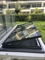 Fenêtre de toit motorisée intelligente en aluminium avec verre de sécurité feuilleté pour villa moderne et maison connectée