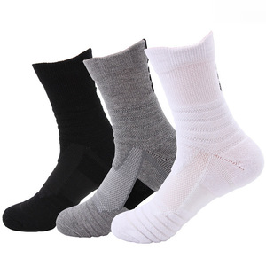 Chaussettes de sport unisexes en coton de haute qualité avec logo personnalisé, chaussettes courtes blanches pour l'exercice, chaussettes de course à pied pour jeunes avec grip, design unisexe pour le sport - Product Image 2