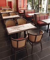 Ensemble de salle à manger d'inspiration asiatique contemporaine, canapé de restaurant en cuir rouge sur mesure avec table en marbre et chaises en rotin tressé