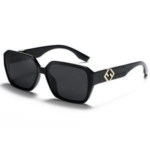 Gafas de Sol de Marco Grande para Mujer Greyjack, Negras, TR90, Polarizadas, Protección UV400, Estilo Poligonal Moderno - Product Image 4