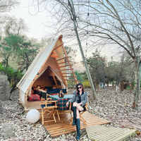 Tente de glamping quatre saisons en toile imperméable avec structure en contreplaqué, parois latérales, ouverture supérieure, pour événements, avec une chambre et un salon