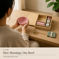 Boîte cadeau en bois pour matcha, avec couvercle coulissant à motif grain de bois, compartiments ajustés, découpe pour poignée intégrée et insert encastré