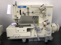 DT 1302-4W haute vitesse lit plat double chaîne point picot industriel marche pied machine à coudre