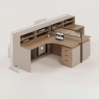 Poste de travail en L minimaliste avec écran de séparation et ensemble de chaises de bureau pour 2 ou 3 personnes