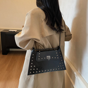 กระเป๋าสะพายไหล่สไตล์ยุโรปและอเมริกา  แบบเรโทร  ประดับหมุด  สำหรับผู้หญิง  แฟชั่นเท่ๆ  สไตล์สาวสไปซ์  กระเป๋าสะพายข้างแบบมีสายโซ่  ทันสมัย - Product Image 3