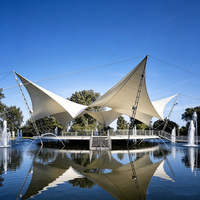 Tenda a Membrana Tensile Moderna Bianca per Eventi all'Aperto a Grande Campata con Colonne Inclinato in Acciaio, Cavi e Protezione UV Impermeabile