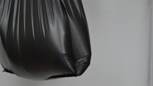 Grand sac poubelle noir épaissi en plastique pour usage sanitaire, jetable - Product Image 4