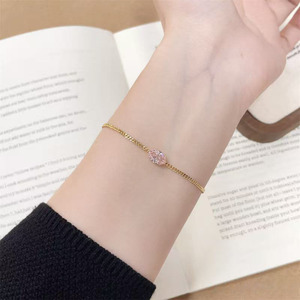Bracelet minimaliste délicat en or jaune 18 carats réglable avec diamant <span class=keywords><strong>rose</strong></span> fantaisie ovale à quatre griffes cultivé en laboratoire pour femme - Vente en gros - Product Image 3