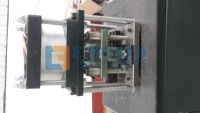 Machine de poinçonnage de profilés en aluminium et PVC 30KN avec moteur pour la fabrication de portes et fenêtres, commande pneumatique par pédale