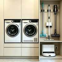 Meuble de buanderie minimaliste, tons clairs, avec lave-linge, sèche-linge, évier et éclairage LED, rangement élégant à découpe pour appartements, villas et buanderies.