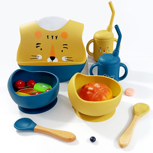 Ensemble de Repas en Silicone pour Enfants Vente en Gros Sans BPA Bol Alimentaire Bavoir Animal et Tasses avec Cuillère en Bois et Silicone - Product Image 5