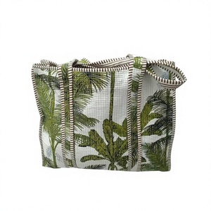 Bolsa de tela de algodón con estampado de hojas de palma tropicales, con bordes acolchados suaves y diseño espacioso, ideal para el día a día y viajes. - Product Image 1