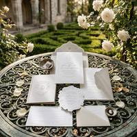 Maßgefertigtes Luxus-Einladungsset mit Karten & Umschlägen auf 600g Karton & Kunstpapier Geprägt für Schloss-Villa-Hochzeit