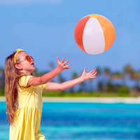 Les enfants jouent au ballon de plage gonflable en PVC Water Party Toy pour les activités de plage en plein air d'été