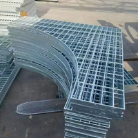 Grille en acier de forme spéciale, fabriquée sur mesure, galvanisée à chaud, pour plateforme d'accès industrielle irrégulière