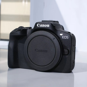 Cámara <span class=keywords><strong>Canon</strong></span> <span class=keywords><strong>EOS</strong></span>-<span class=keywords><strong>R50</strong></span> de 24.2MP con Video 4K UHD, Sensor APS-C CMOS sin Espejo y Tarjeta SD - Cámara Económica (95% Nueva) - Product Image 1