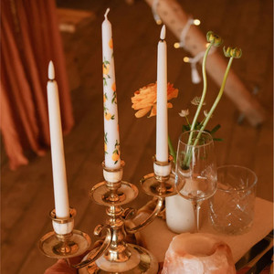 Velas Cónicas Rojas de 30 cm para Decoración de Bodas y Cenas, con Diseño de Flores Pintadas a Mano de Huaming Summer Oranges, Paquete de 30 Velas Cónicas Altas de Color Rosa Intenso - Product Image 5