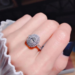 Anello elegante da donna con design scintillante completamente intarsiato, gioiello di tendenza. - Product Image 4