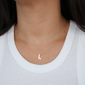 <span class=keywords><strong>Collier</strong></span> de lettres personnalisées de l'alphabet <span class=keywords><strong>Collier</strong></span> de lettres initiales en nacre <span class=keywords><strong>Collier</strong></span> de noms délicats - Product Image 5