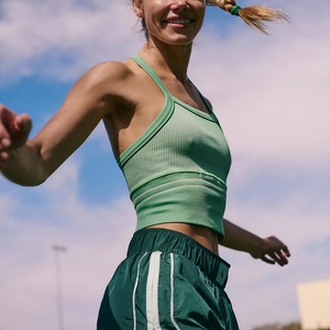 Ensemble de tennis deux pièces à séchage rapide et anti-humidité, short de sport en polyester avec débardeur respirant à ourlets contrastants pour l'entraînement - Product Image 5