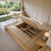 Lit plateforme tatami intégré sur mesure de style côtier australien avec armoire en chêne naturel pour villa en bord de mer