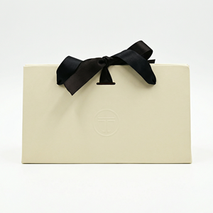 Uqinue Sac cadeau personnalisé en carton horizontal de premier ordre Petite boîte en papier pliable beige en <span class=keywords><strong>triangle</strong></span> avec abonnement personnalisé avec ruban - Product Image 4