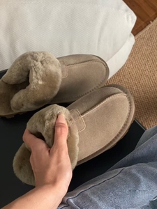 Vente en gros de pantoufles en fourrure imperméables personnalisées pour l'hiver, pour hommes et femmes, bottes de neige chaudes à la cheville avec empeignes en caoutchouc - Product Image 4