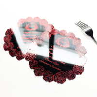 Premium Schwarze Spiegel-Acryl-Menükarte mit Heißprägung Rotem Text Rosen-Blumenmuster Unregelmäßiger Wellenkanten-Design Hochzeitstisch-Menü