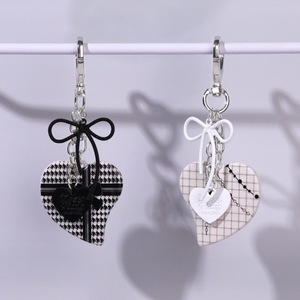 Black and White Checkered Bow Metal Keychain Heart-Shaped Car Bag Pendant Accessory for Handbag Fashion Accessory