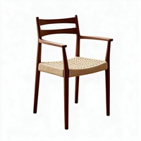 Chaise de salle à manger vintage de style nordique du milieu du siècle, en bois massif avec dossier en corde tressée et accoudoirs, pour usage en restaurant