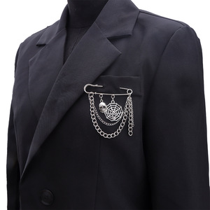 เข็มกลัดรูปหัวกะโหลกใยแมงมุมหมีมุกดาวสไตล์ฮิปฮอปแบบยุโรปอเมริกัน  เครื่องประดับแฟชั่นสำหรับทุกเพศ  ทำจากโลหะผสมสังกะสี  พร้อมพู่ห้อยโซ่  เหมาะสำหรับงานปาร์ตี้ - Product Image 4