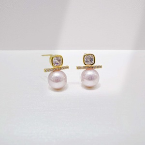 Venta al por mayor de pendientes pequeños de perlas en plata de ley 925 y oro de 14k, únicos, estilo coreano, minimalistas, para mujer, ideales para las vacaciones de verano. - Product Image 1