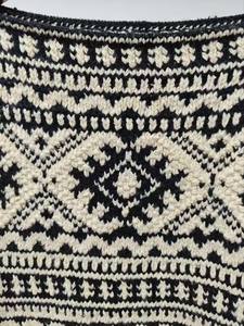Jersey de punto de hombro negro de inspiración nórdica con patrones geométricos tradicionales Fair Isle logotipo frontal de estilo informal - Product Image 2