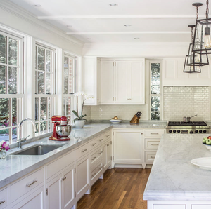 Système d'armoires <span class=keywords><strong>de</strong></span> cuisine élégant blanc et or <span class=keywords><strong>avec</strong></span> <span class=keywords><strong>plaque</strong></span> <span class=keywords><strong>de</strong></span> <span class=keywords><strong>cuisson</strong></span> encastrée et hotte aspirante - Product Image 5