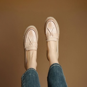 Mocassins à talon compensé pour femme, nouvelle collection automne 2026, en cuir pleine fleur, mi-mollet, avec brides tressées et semelles souples - Product Image 4