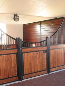 Modern Europees Ontwerp Modulaire Paardenstalpanelen Gegalvaniseerd Staal Bamboe Paardenbox Fronten Voor Gebruik Binnenshuis - Product Image 5