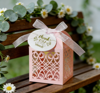 Boîte à dragées rose haut de gamme écologique avec finition mate, en carton nacré, gravure laser, fermeture magnétique et organza