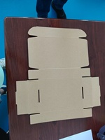 Boîte d'expédition portable en carton ondulé kraft imperméable avec logo personnalisé, fermeture magnétique, gaufrage, recyclable, vente en gros en vrac
