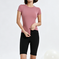 Tenue d'entraînement personnalisée pour femme : Haut à col rond et manches courtes avec coutures profilées, et short cycliste taille haute mi-cuisse pour Pilates et gym