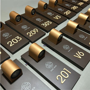 Targa Luminosa a LED con Ricarica Magnetica e Sensore, Numero Civico Personalizzabile Moderno per Esterni, per Hotel, Appartamenti, Ville - Product Image 4