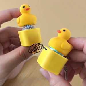 Hot-bán ít màu vàng vịt âm thanh Keychain Mặt dây chuyền đồ chơi phim hoạt hình xuyên biên giới điện tử căng thẳng cứu trợ nút nhựa mô hình - Product Image 4