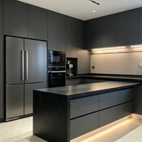 Meuble de cuisine moderne gris beige sans poignée, panneau plat avec comptoir en quartz, appareils électroménagers encastrés, éclairage LED, design minimaliste