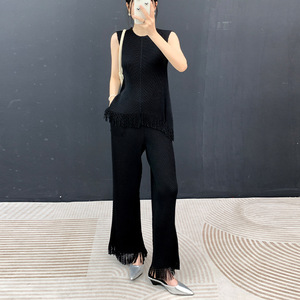Nuevo conjunto de dos piezas de pantalones rectos con flecos y top informal sin mangas plisado de PY Miyake, ropa de mujer moderna y ajustada. - Product Image 2