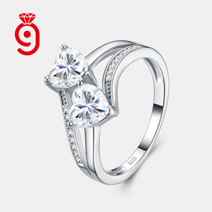 Meilleure Vente Bague d'Anniversaire en Argent S925 à Haute Exposition, Double Cœur <span class=keywords><strong>Solitaire</strong></span>, Double Bande Fendue, avec Pied Pavé de Petites Pierres et Moissanite - Product Image 1