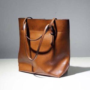 Sac à bandoulière souple en similicuir pour femme avec pompon décoratif, deux bretelles, fermeture éclair, sac fourre-tout tendance pour le bureau et le quotidien - Product Image 4