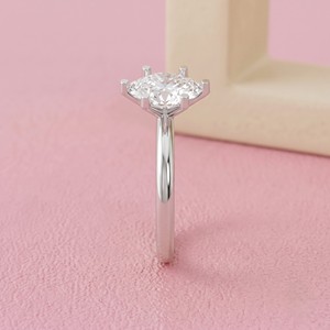 Anillo de Compromiso Solitario con Diamante de Corte Ovalado de Seis Puntas en Banda de Oro Clásica Lisa para Joyería Fina Atemporal - Product Image 3