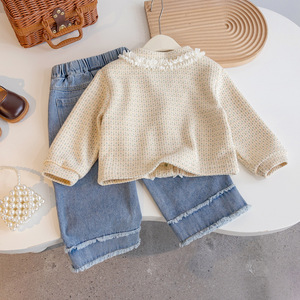 Set di Abbigliamento Autunnale 2026 per Bambine: Cardigan Beige <span class=keywords><strong>con</strong></span> Scollo a <span class=keywords><strong>V</strong></span> + Jeans <span class=keywords><strong>con</strong></span> Motivo a Cuori, Set 2 Pezzi - Product Image 2