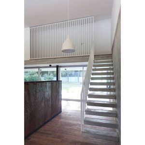 Villa moderne à ossature légère en acier, design extérieur avec base en béton et revêtement noir pour usage résidentiel - Product Image 3